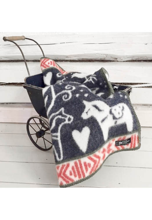 wollen-kinderdeken-dala-paard-kurbits-rood-3