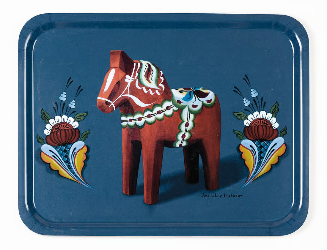Dienblad 33x43 cm – Rood Dalapaard op blauwe achtergrond
